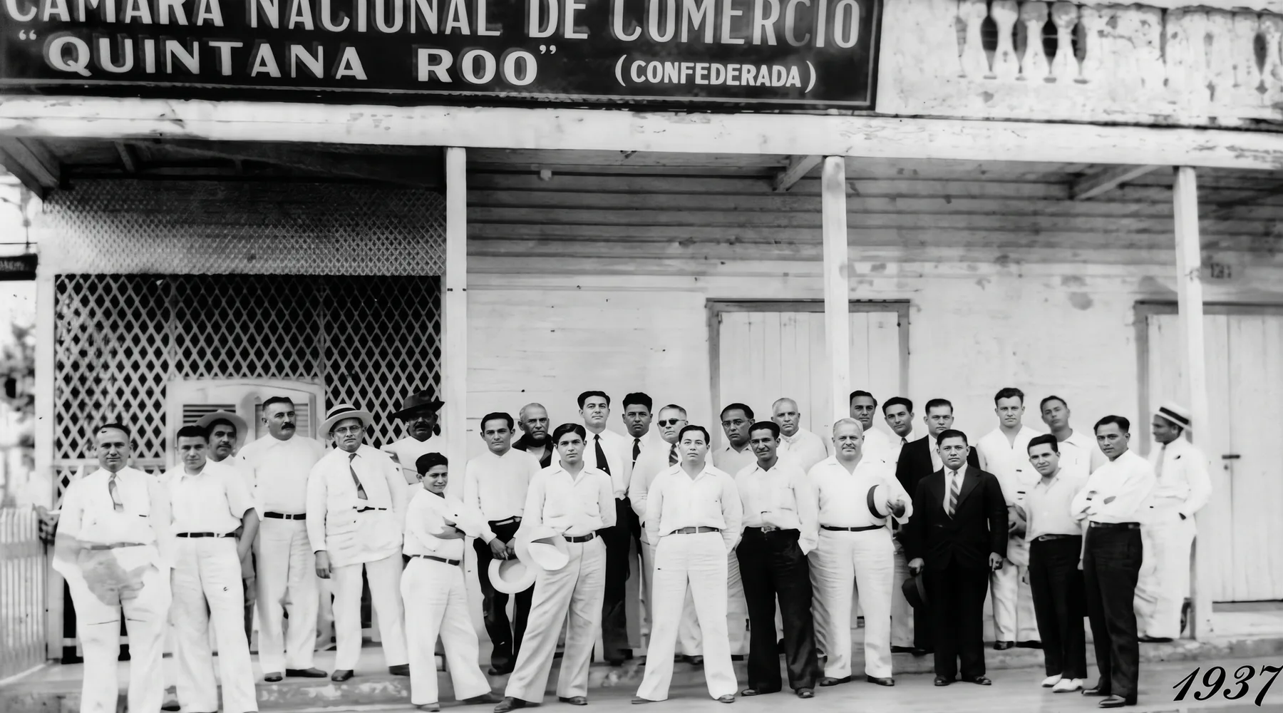 Recreación en blanco y negro — Grupo fundador de la Cámara Nacional de Comercio de Chetumal